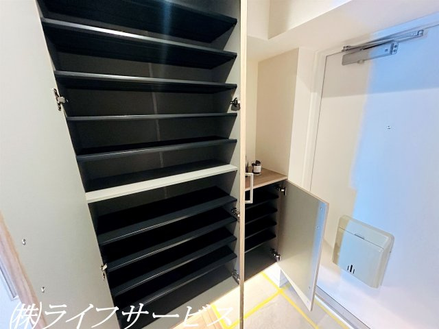 【玄関】 | レックスタウン新高１号館 | 玄関／天井高のシューズボックス有！家族みんなの靴をすっきりと収納！