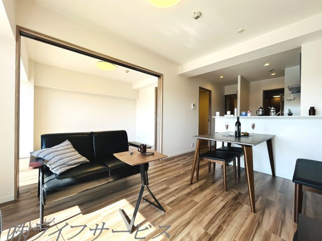 【居間・リビング】 | レックスタウン新高１号館 | 室内全面リフォーム済！家具付きのお部屋につきすぐにお住まいいただけます！最上階１１階部分、東南向きにつき陽当りも良好です！