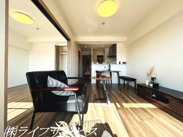 【居間・リビング】 | レックスタウン新高１号館 | 室内全面リフォーム済！家具付きのお部屋につきすぐにお住まいいただけます！最上階１１階部分、東南向きにつき陽当りも良好です！