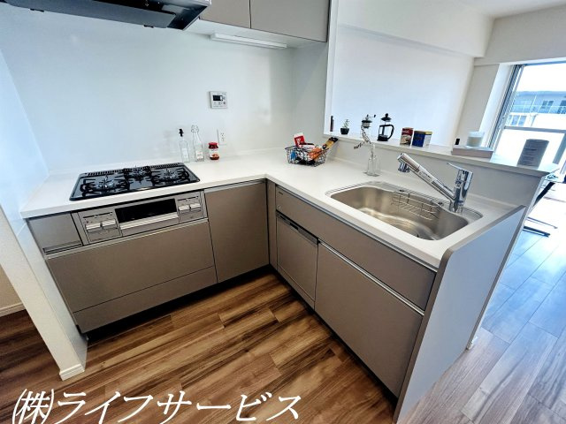 【キッチン】 | レックスタウン新高１号館 | システムキッチン／食器洗浄乾燥機、浄水器付のＬ字型のカウンターキッチン！３口ガスコンロでお料理もはかどります！