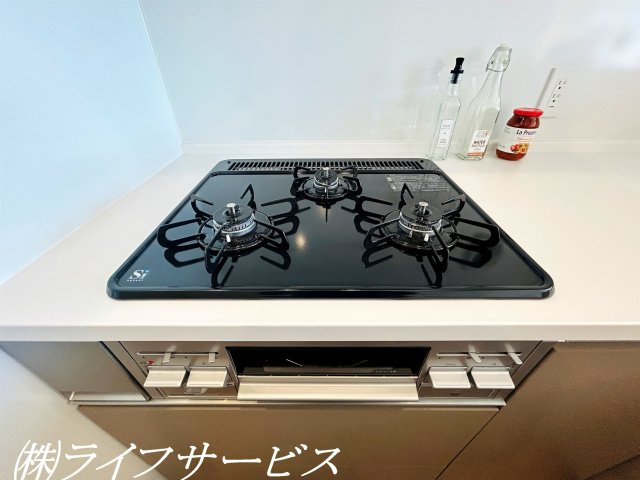 【キッチン】 | レックスタウン新高１号館 | システムキッチン／３口ガスコンロでお料理もはかどります！