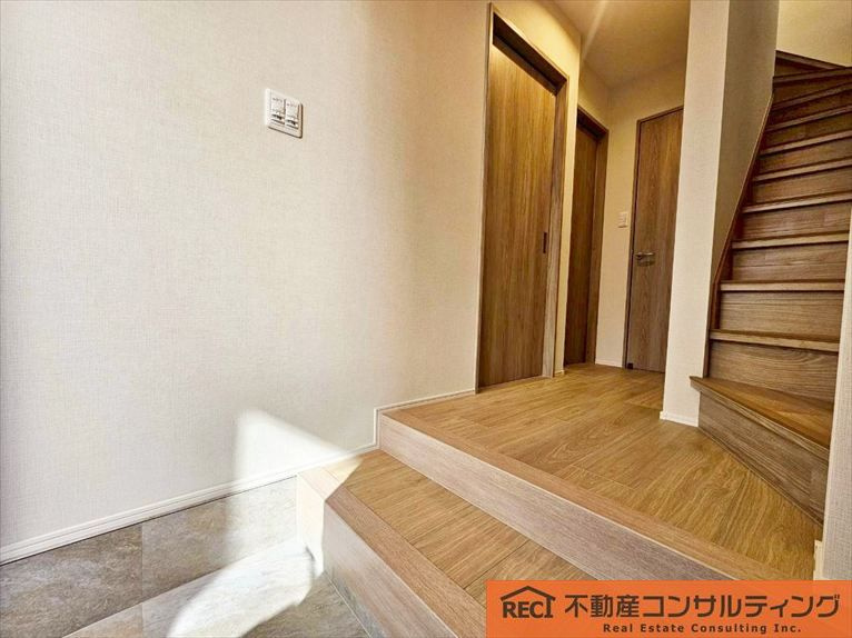 西宮市日野町　中古戸建の玄関