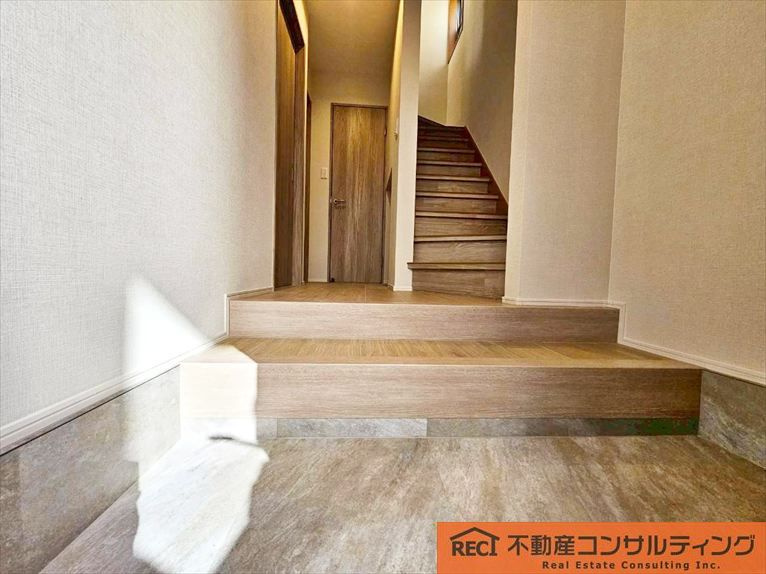 西宮市日野町　中古戸建の玄関