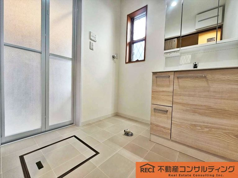 西宮市日野町　中古戸建の独立洗面台