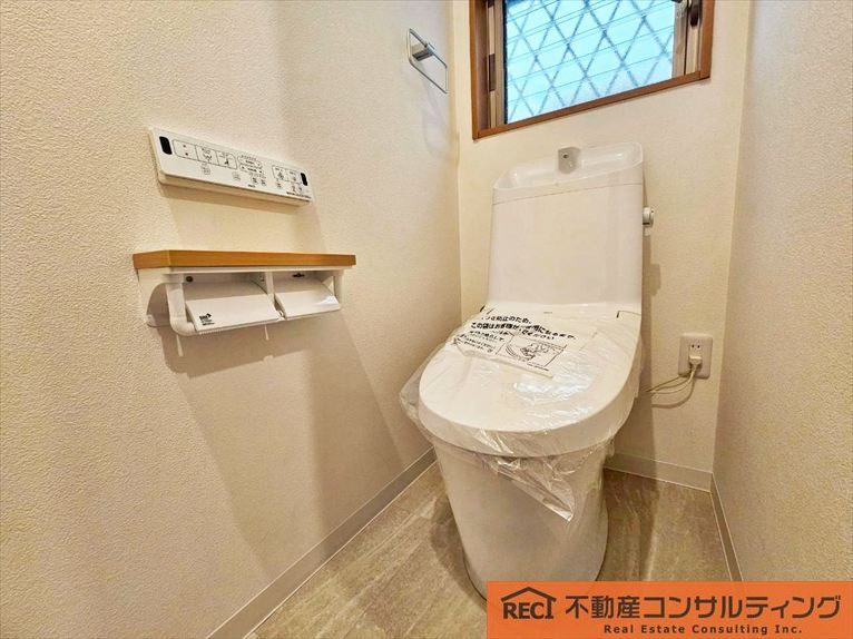 西宮市日野町　中古戸建のトイレ