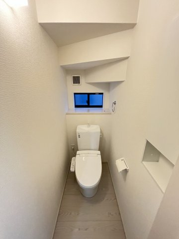 【内装】 | 春日市一の谷5丁目2期　3号棟（全4棟）【仲介手数料無料・0円】 | 施工例。1階のトイレです。施工例は完成時と異なる場合があります。