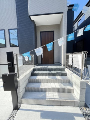 【玄関】 | 春日市一の谷5丁目2期　3号棟（全4棟）【仲介手数料無料・0円】 | 施工例。施工例は完成時と異なる場合があります。