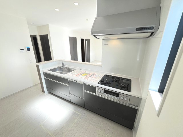 【キッチン】 | 春日市一の谷5丁目2期　3号棟（全4棟）【仲介手数料無料・0円】 | 施工例。施工例は完成時と異なる場合があります。
