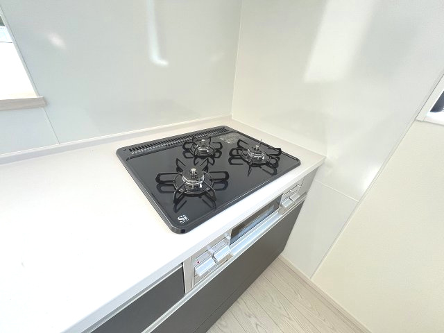 【キッチン】 | 春日市一の谷5丁目2期　3号棟（全4棟）【仲介手数料無料・0円】 | 施工例。施工例は完成時と異なる場合があります。
