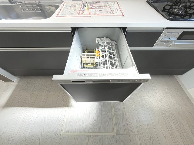 【キッチン】 | 春日市一の谷5丁目2期　3号棟（全4棟）【仲介手数料無料・0円】 | 施工例。施工例は完成時と異なる場合があります。