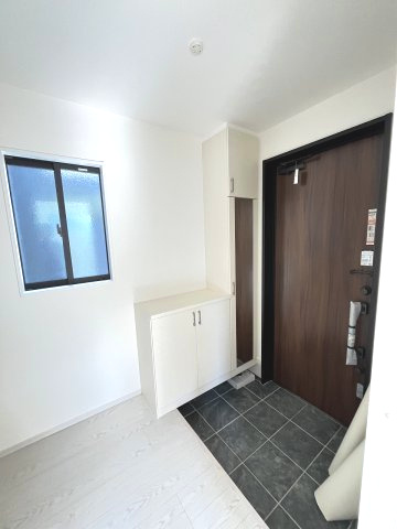 【玄関】 | 春日市一の谷5丁目2期　3号棟（全4棟）【仲介手数料無料・0円】 | 施工例。施工例は完成時と異なる場合があります。