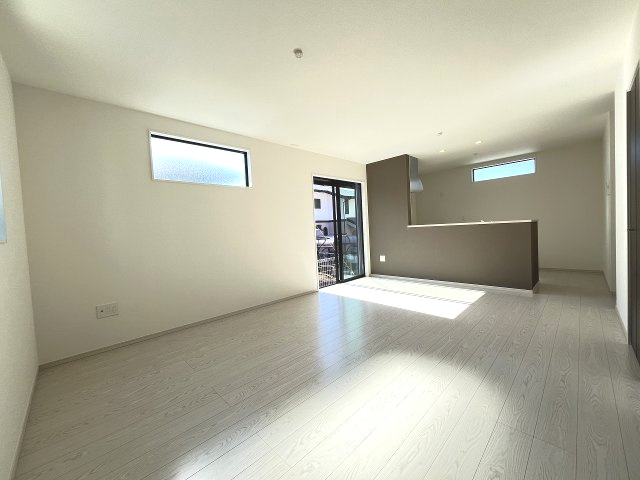 【内装】 | 春日市一の谷5丁目2期　3号棟（全4棟）【仲介手数料無料・0円】 | 施工例。リビングです。施工例は完成時と異なる場合があります。