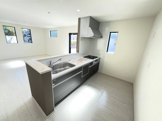 【キッチン】 | 春日市一の谷5丁目2期　3号棟（全4棟）【仲介手数料無料・0円】 | 施工例。施工例は完成時と異なる場合があります。