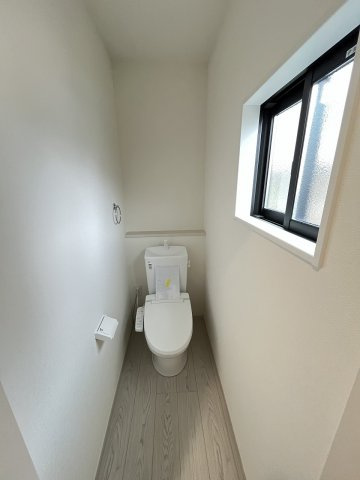 【トイレ】 | 春日市一の谷5丁目2期　4号棟（全4棟）【仲介手数料無料・0円】 | 施工例。1階のトイレです。施工例は完成時と異なる場合があります。