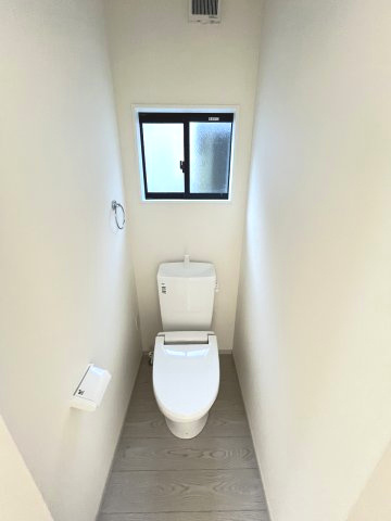 【トイレ】 | 春日市一の谷5丁目2期　4号棟（全4棟）【仲介手数料無料・0円】 | 施工例。2階にもトイレです。施工例は完成時と異なる場合があります。