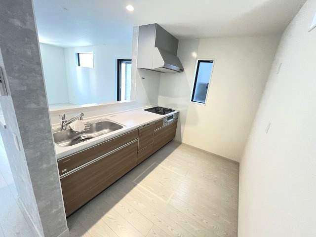 【キッチン】 | 春日市一の谷5丁目2期　4号棟（全4棟）【仲介手数料無料・0円】 | 施工例。施工例は完成時と異なる場合があります。
