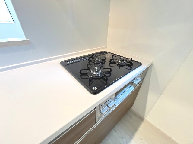 【キッチン】 | 春日市一の谷5丁目2期　4号棟（全4棟）【仲介手数料無料・0円】 | 施工例。施工例は完成時と異なる場合があります。