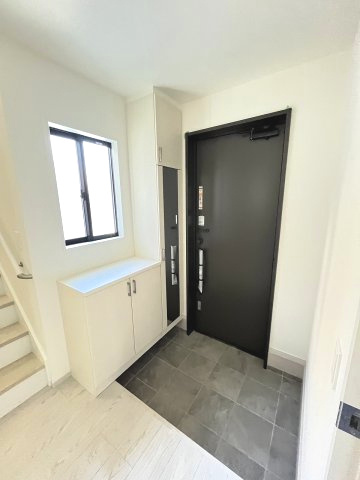 【玄関】 | 春日市一の谷5丁目2期　4号棟（全4棟）【仲介手数料無料・0円】 | 施工例。施工例は完成時と異なる場合があります。