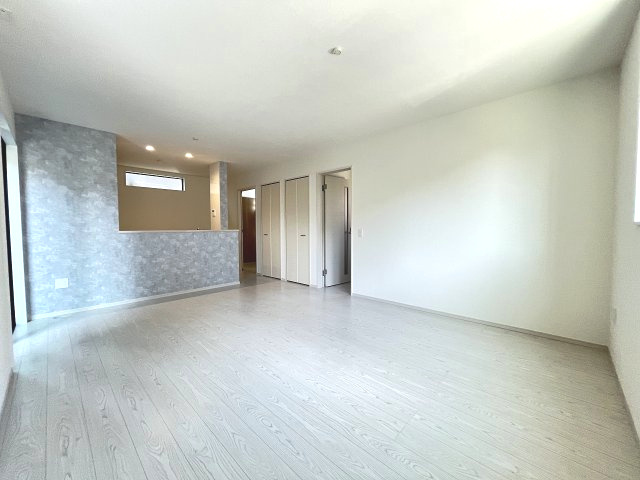 【居間・リビング】 | 春日市一の谷5丁目2期　4号棟（全4棟）【仲介手数料無料・0円】 | 施工例。リビングです。施工例は完成時と異なる場合があります。