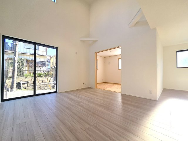 泉区新橋町新築戸建【緑園都市駅徒歩11分/土地約45坪/LDK19.9帖＋4部屋/駐車並列2台可】の居間・リビング