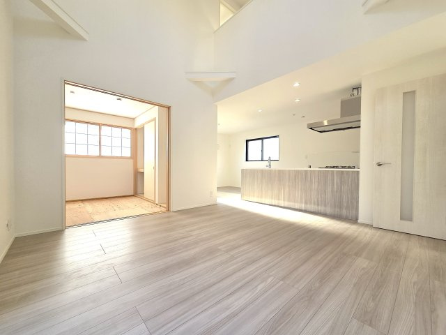 泉区新橋町新築戸建【緑園都市駅徒歩11分/土地約45坪/LDK19.9帖＋4部屋/駐車並列2台可】の居間・リビング