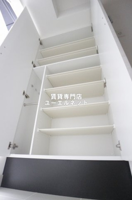 【設備】 | アドバンス江坂東デパール | 収納力たっぷりのシューズボックスで玄関すっきり！