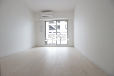 【居間・リビング】 | アドバンス江坂東デパール | ゆったりとくつろげる、落ち着きのある居室空間です