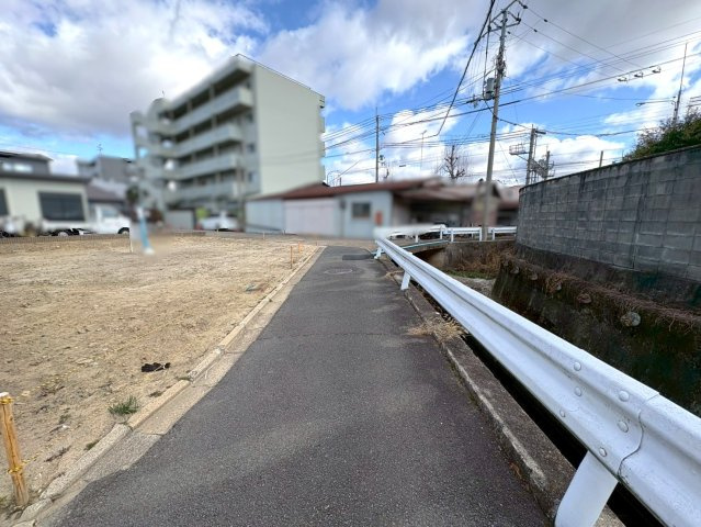 川島玉頭町　建築条件無土地の前面道路含む現地写真