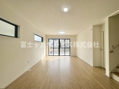 【居間・リビング】 | 静岡市駿河区敷地2丁目 新築一戸建て 1号棟  | リビングです