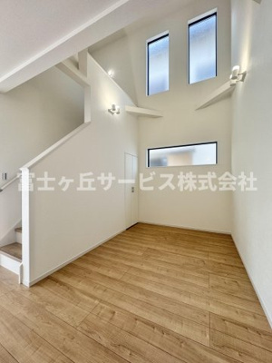 【居間・リビング】 | 静岡市駿河区敷地2丁目 新築一戸建て 1号棟  | 吹き抜け付きの開放的な空間です