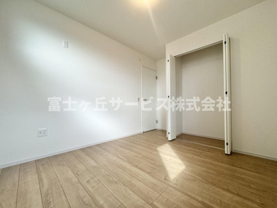 【洋室】 | 静岡市駿河区敷地2丁目 新築一戸建て 1号棟  | 収納もある洋室です
