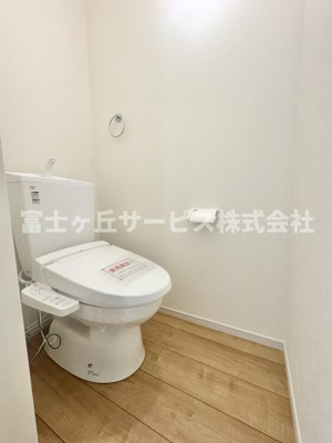 【トイレ】 | 静岡市駿河区敷地2丁目 新築一戸建て 1号棟  | 1Fトイレです
2Fにも同タイプのトイレがあります