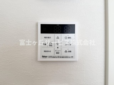 【発電・温水設備】 | 静岡市駿河区敷地2丁目 新築一戸建て 1号棟  | リビングからも操作ができて便利です