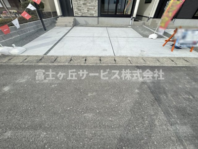 【駐車場】 | 静岡市駿河区敷地2丁目 新築一戸建て 1号棟  | 車種により2台駐車可能です