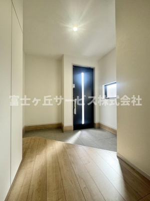 【玄関】 | 静岡市駿河区敷地2丁目 新築一戸建て 1号棟  | 収納もある玄関です