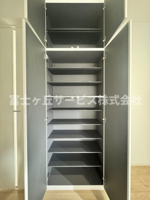 【収納】 | 静岡市駿河区敷地2丁目 新築一戸建て 1号棟  | 玄関にあるシューズクロークです
