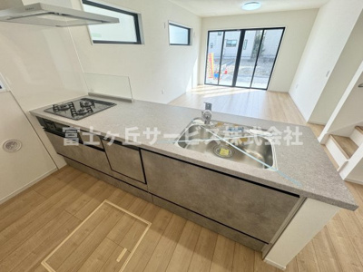 【キッチン】 | 静岡市駿河区敷地2丁目 新築一戸建て 1号棟  | 広々としていてお料理がしやすいキッチンです