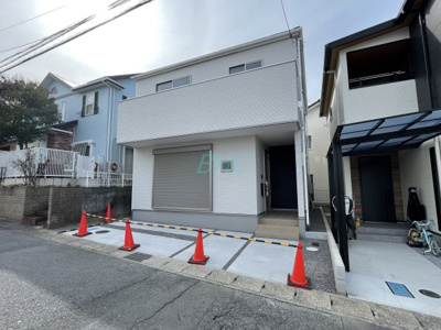【外観】 | 一里山６丁目　１期１号地 | 街に溶け合う美しい景観を生みだしているにも関わらず、採光や風通しを考えて設計された間取り。