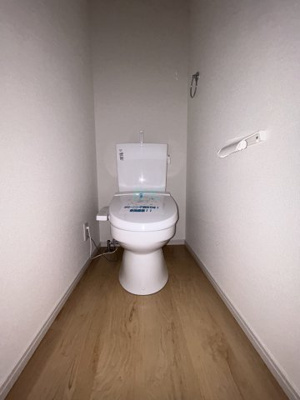 【トイレ】 | 一里山６丁目　１期１号地 | シンプルでシャープなフォルムは、そのデザイン性だけでなく汚れが拭きやすくお手入れ簡単です。