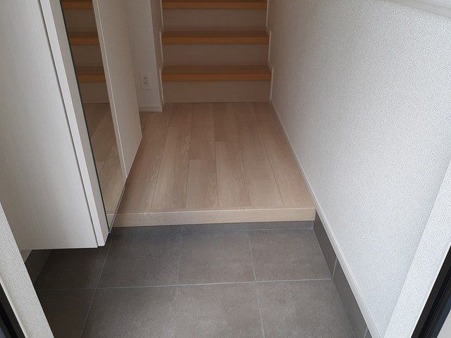 ベル　スイート　神明Ａの玄関