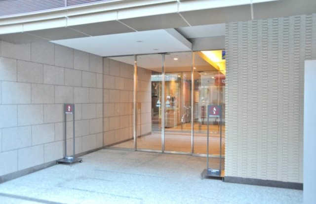 横浜市南区宮元町３丁目の賃貸マンションのエントランス