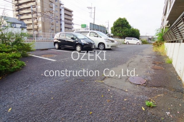センチュリー越谷の駐車場