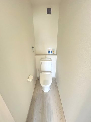 【トイレ】 | 福岡市南区桧原5丁目1期　2号棟（全4棟）【仲介手数料無料・0円】 | 現地写真。2階にもトイレです。