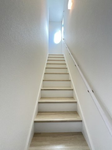 【内装】 | 福岡市南区桧原5丁目1期　2号棟（全4棟）【仲介手数料無料・0円】 | 現地写真。2階へ上がる階段です。手摺もついて安全ですね。