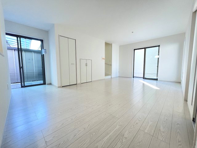 【居間・リビング】 | 福岡市南区桧原5丁目1期　2号棟（全4棟）【仲介手数料無料・0円】 | 現地写真。リビングです。