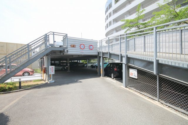 パルコート川西ミルヴィラージュのエントランス