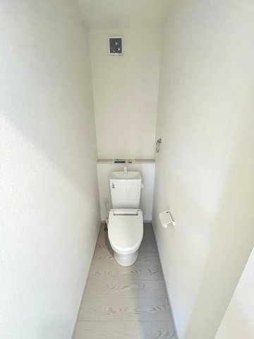 【トイレ】 | 福岡市南区桧原5丁目1期　4号棟（全4棟）【仲介手数料無料・0円】 | 現地写真。2階にもトイレです。