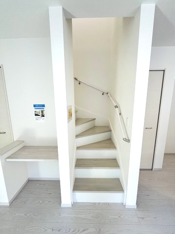 【内装】 | 福岡市南区桧原5丁目1期　4号棟（全4棟）【仲介手数料無料・0円】 | 現地写真。2階へ上がる階段です。手摺もついて安全ですね。