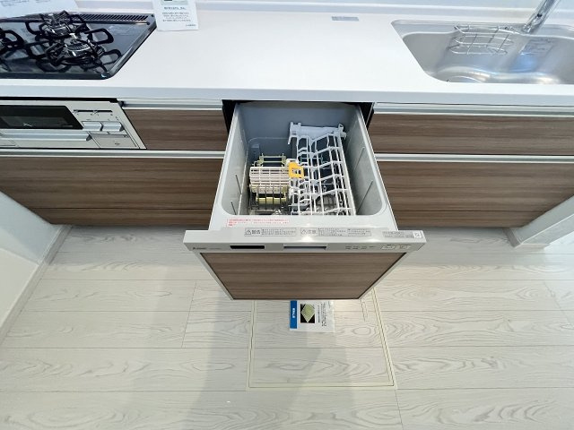 【キッチン】 | 福岡市南区桧原5丁目1期　4号棟（全4棟）【仲介手数料無料・0円】 | 現地写真。食洗器が付いてます。