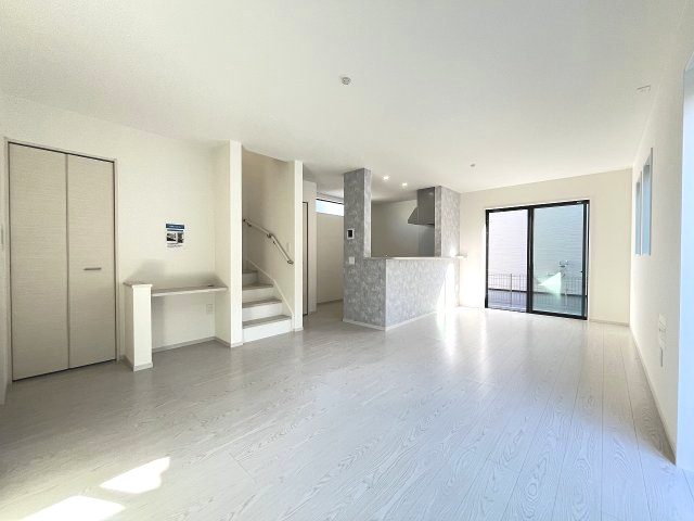 【居間・リビング】 | 福岡市南区桧原5丁目1期　4号棟（全4棟）【仲介手数料無料・0円】 | 現地写真。リビングです。